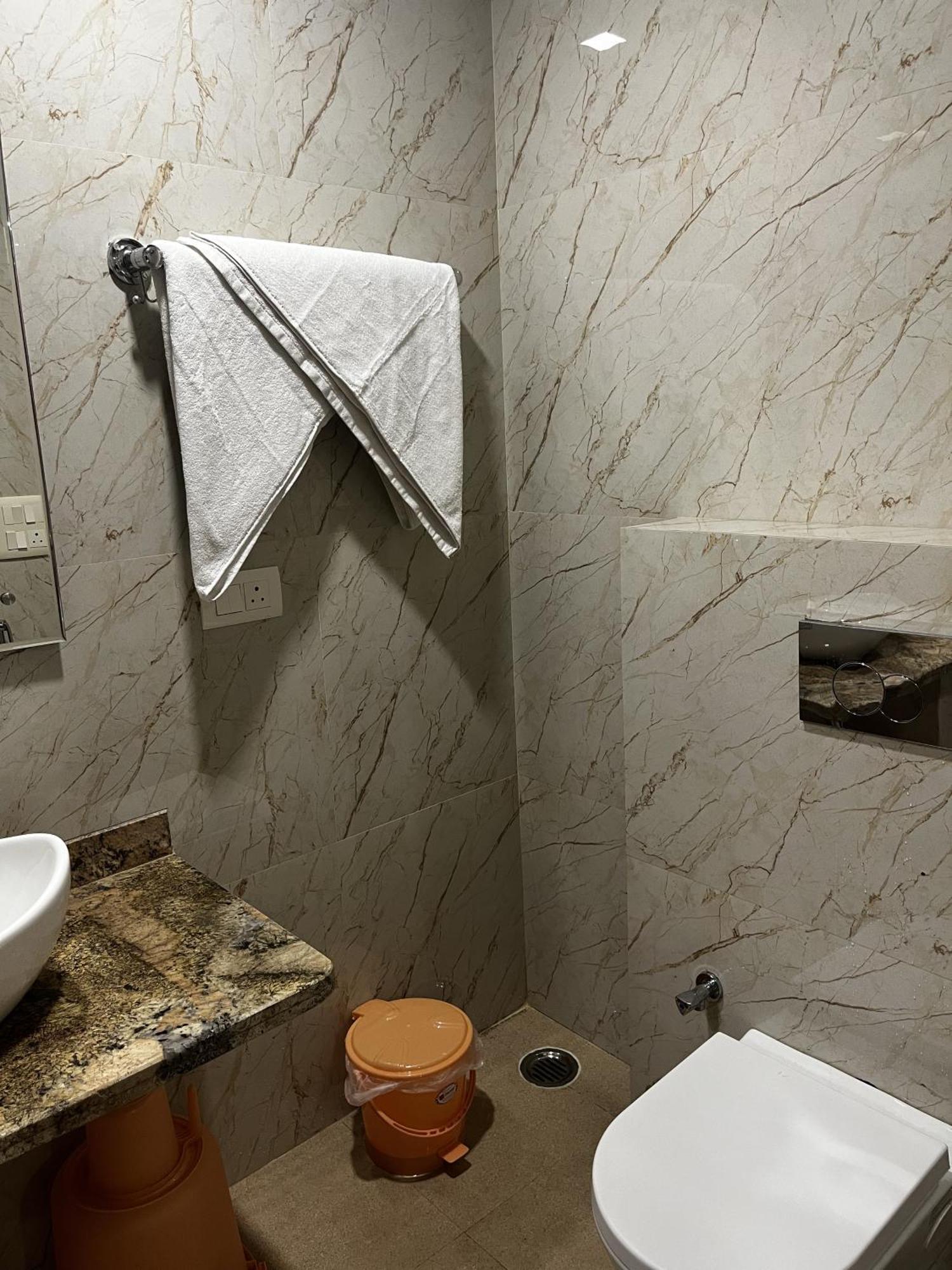 Roomquet Comfort Inn Allāhābād Junction Exteriér fotografie