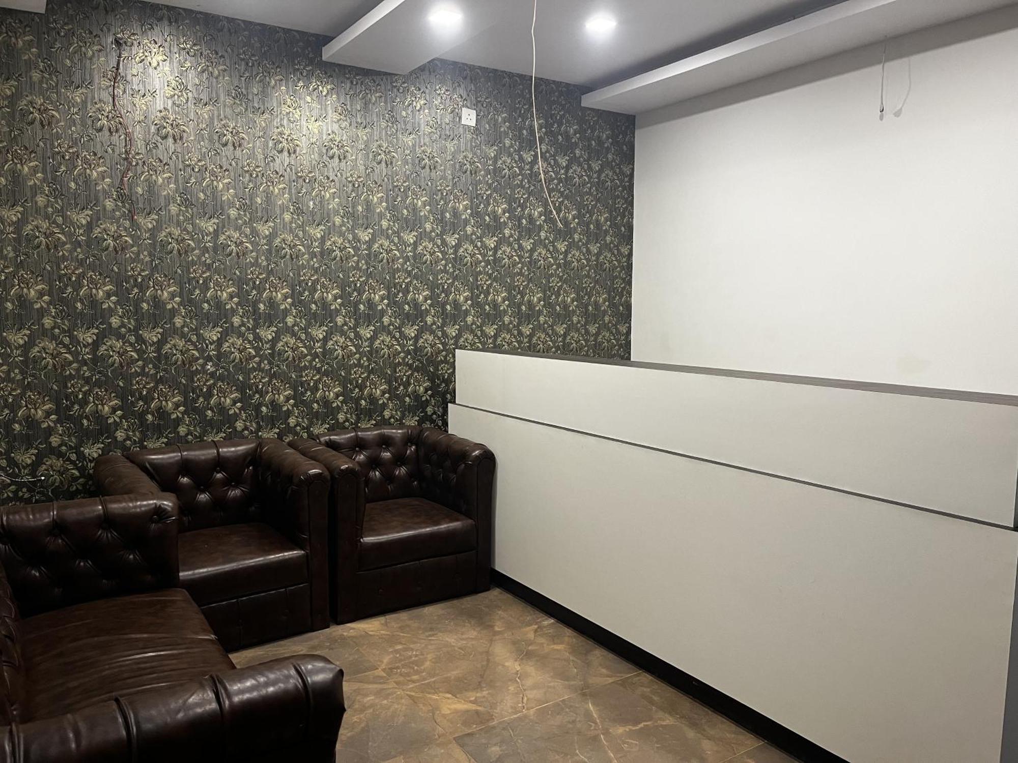 Roomquet Comfort Inn Allāhābād Junction Exteriér fotografie