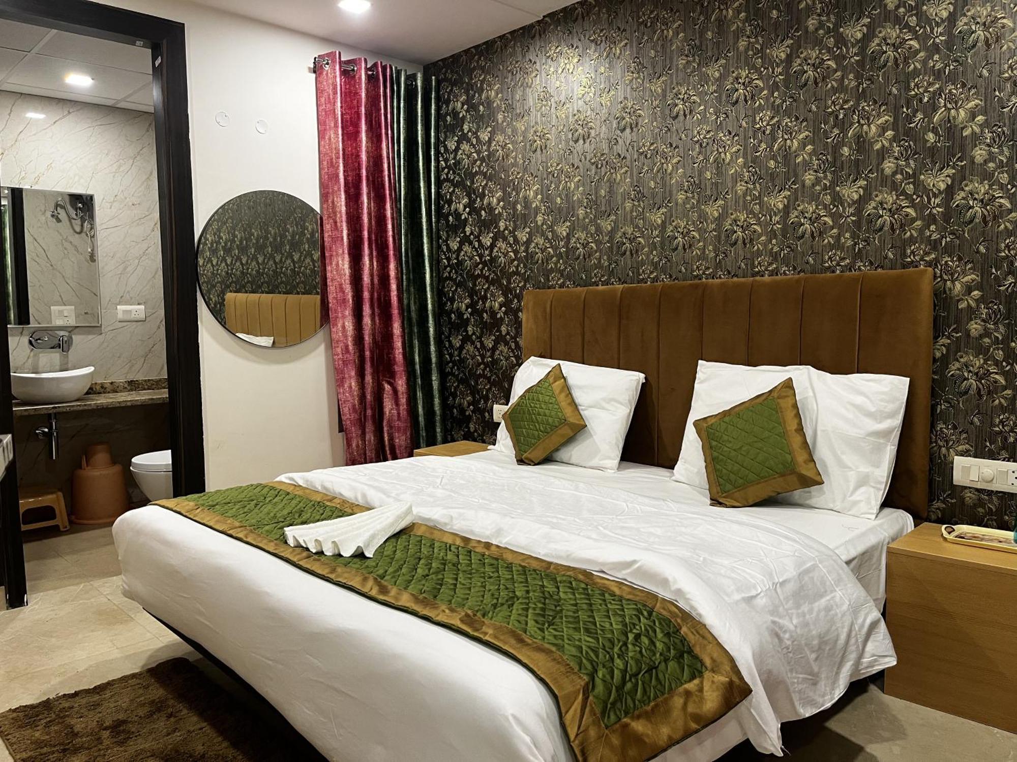 Roomquet Comfort Inn Allāhābād Junction Exteriér fotografie