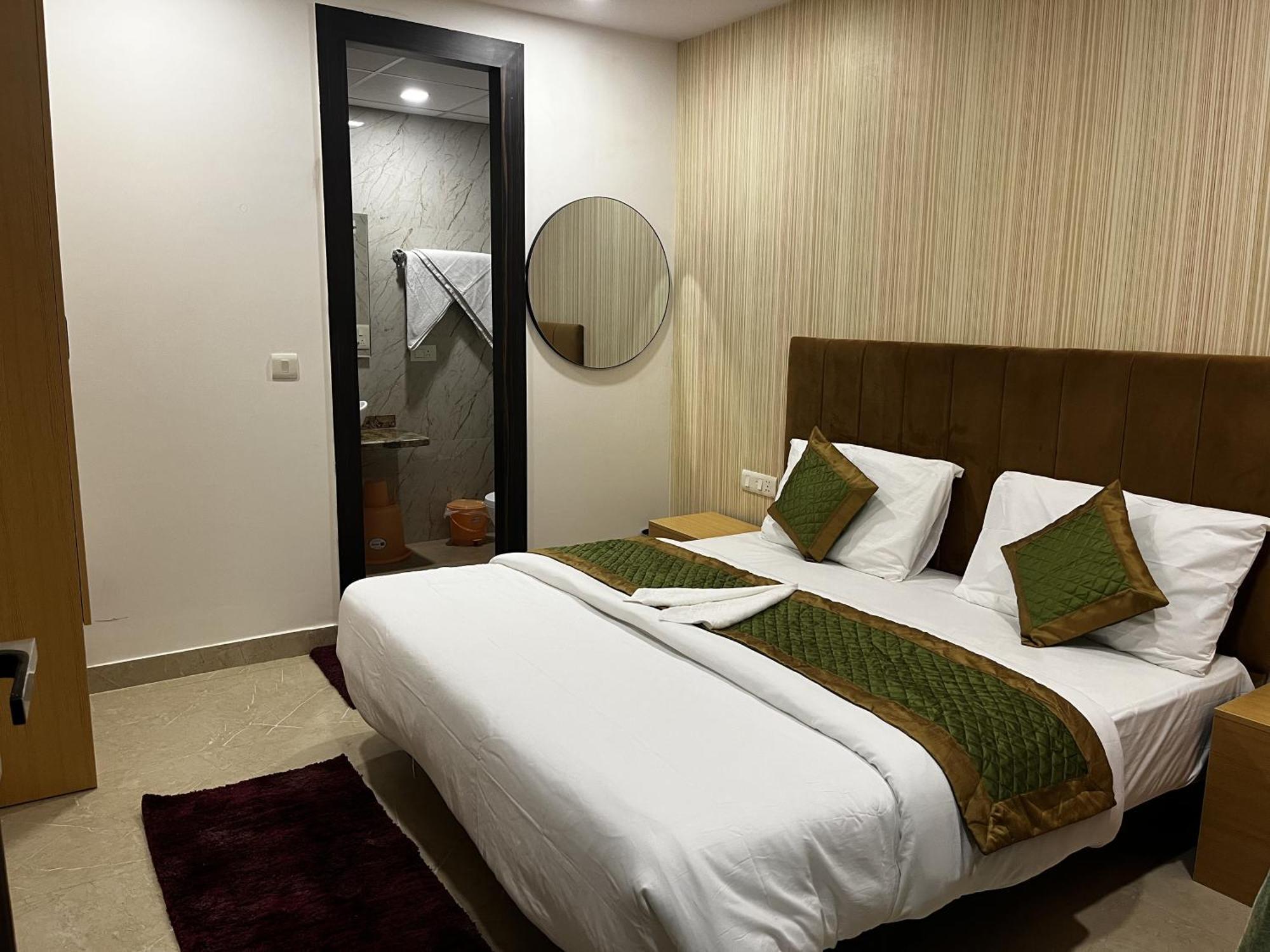 Roomquet Comfort Inn Allāhābād Junction Exteriér fotografie