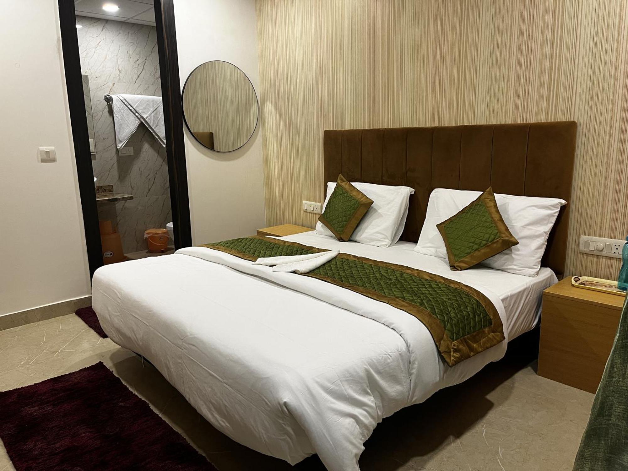 Roomquet Comfort Inn Allāhābād Junction Exteriér fotografie